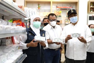 Gubernur Khofifah Pamerkan Produk Lokal Bipang Jangkar yang Melegenda