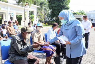 Beri Perhatian Wong Cilik, Gubernur Khofifah Berbagi 200 Paket Sembako