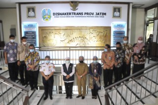 Gubernur Khofifah Tekankan 2 Point Penting Bagi Disnakertrans