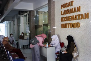Fikes Unitomo Gelar Rapid Antigen ke Peserta KKN