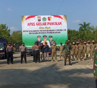 TNI-POLRI dan Pemkab Pamekasan Gelar Apel Pasukan Pencegahan Penyebaran Covid -19 di Arek Lancor
