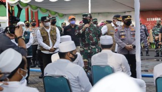 Panglima TNI dan Kapolri Dengarkan Keluhan Warga Bangkalan