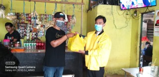 Arif Fathoni Terjun Langsung Serahkan Sembako Bagi Warga Terdampak PPKM Darurat.