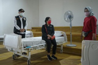 Puan Maharani Tinjau Rumah Sakit Darurat Lapangan Tembak Surabaya.