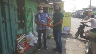 Terdampak PPKM, Kanit Intelkam Rungkut Bersama ketua PD MIO Jatim Bagi Bagi Sembako