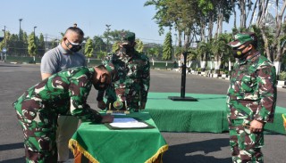 Apel Gelar Pasukan Dalam Rangka Penyerahan Bantuan Sosial Beras dan Masker
