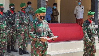 Kapten Czi Dwi Purwanto Pimpin Upacara Persemayaman Jenazah Serma Nawawi