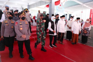 Panglima TNI dan Kapolri Didampingi Gubernur  Tinjau Langsung Vaksinasi Berbasis Pesantren di Tebu Ireng Jombang