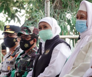 Gubernur Khofifah Meninjau Pelaksanaan Vaksinasi di Ponpes Lirboyo Kediri