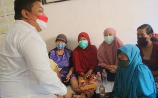 Disambati Warga Tidak Dapat Bantuan, Wasek DPC PDIP Achmad Hidayat Turun Tangan