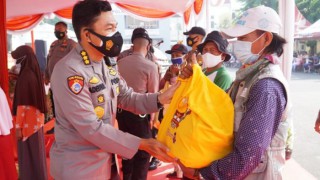 Baksos Pesat Gatra Dengan Membagikan 500 Paket Sembako dan 1000 Dosis Vaksin Covid-19