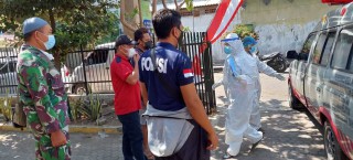 Bersama Petugas kesehatan, Serda Muhadi Pemberangkatan Pasien Isoman Ke Isoter Gejos