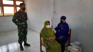 Pengurus Dan Santri Ponpes Al-falah Melaksanakan Vaksinasi Yang di Adakan Kodim 0826 Pamekasan