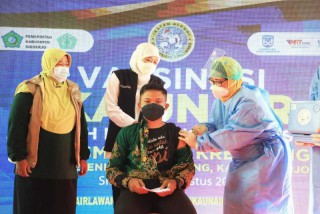 Memaksimalkan Kesiapan PTM, Gubernur Jatim Meninjau Pelaksanaan Vaksinasi Pelajar