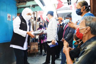Gubernur Khofifah Sapa Warga Gang Kelinci Joyoboyo Sekaligus Bagikan 250 Paket Sembako Secara Door to Door