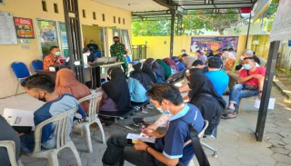 Babinsa Teja Timur Mendampingi Serbuan Vaksinasi Di Wilayah Binaan