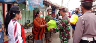 Danramil Krembangan Bersama Forpimcam Distribusikan Bantuan Sembako dari Pemkot Surabaya