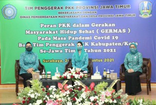 Arumi Bachsin Bagi 20 Ton Beras untuk 5 Daerah Perwakilan Bakorwil di Jatim  