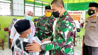 Serentak, Dandim Gresik Pantau Pelaksanaan Serbuan Vaksinasi  di Ponpes .