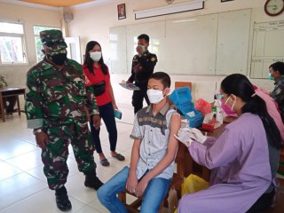 Babinsa Kenjeran Monitoring Vaksinansi Kepada Siswa beserta Siswi Di Wilayah