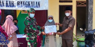 Babinsa Koramil 0829/01 Bangkalan bagikan BLT Langsung ke Rumah Warga