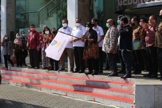 Mensos Luncurkan Bantuan Masker dan Vitamin bagi Warga Miskin Terdampak Pandemi