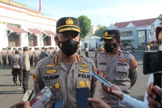 Polrestabes Surabaya Salurkan Ribuan Paket Bansos Dalam Rangka Jum’at Berkah