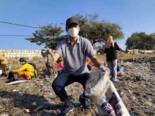 Bersih-Bersih Pantai Kedung Cowek Anggota DPRD Surabaya Temukan Sampah Masker dan Pampers