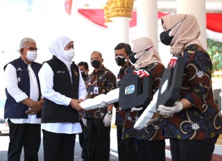 Gubernur Jatim Serahkan Ambulance Tujuh Unit Untuk Layanan Lansia