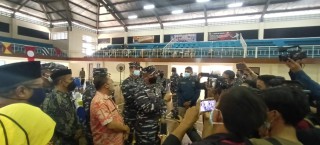 TNI Angkatan Laut Seskoal Menerima Piagam Penghargaan Atas kesuksesan Melaksanakan  Vaksinasi Pelajar Usia 12 - 17.