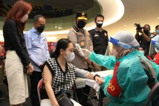 Kapolda Jatim Cek Vaksinasi dan Barcode Peduli Lindungi di Mall Surabaya