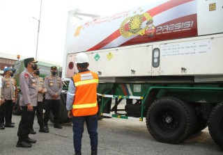 Kapolri Serahkan 10 Iso Tank untuk Indonesia Antisipasi Ketersediaan Oksigen