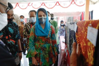 Arumi Bachsin Serahkan Bantuan 2 Unit Handtractor Bagi Petani Kediri