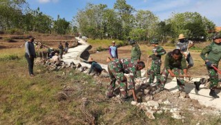 Satgas Pra TMMD Kodim 0826 Pamekasan Gotong Royong Bersama Rakyat Buat Plengsengan Jalan