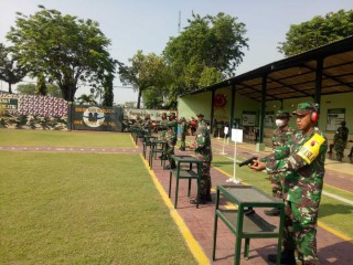 Personil Korem 084/BJ Latihan menembak P-1