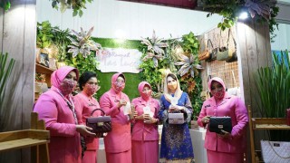 Ketua Dekranasda Arumi Bachsin Apresiasi Kegiatan Bazaar Online Bhayangkari Jatim