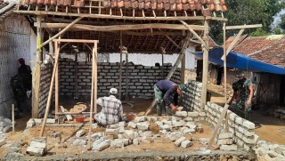 Rumah Maryati Direhap Satgas TMMD Ke-112 Kodim 0826 Pamekasan