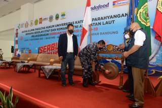 TNI ANGKATAN LAUT SESKOAL BERSAMA IKATAN ALUMNI FH UNIVERSITAS Gelar VAKSINASI COVID-19 DI UNPAR BANDUNG