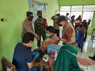 Ratusan Siswa UPT SMPN 17 Gresik Antusias Mendapatkan Vaksinasi Tahap Pertama.