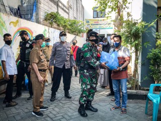 Bersama Forpimka Sukomanunggal Danramil Tandes Distribusikan 461 Paket Sembako