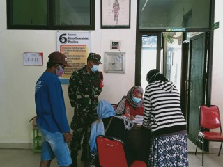 Ingin Pastikan Kegiatan Berjalan Lancar Danramil Dukun Pantau Langsung Pelaksanaan Vaksinasi