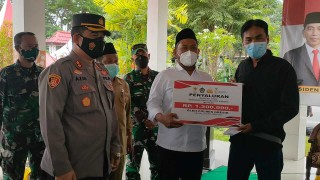 Kasdim Gresik Hadiri Penyaluran BPTPKLW Di Wilayah Driyorejo.