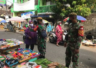 Bersama Tiga Pilar Babinsa Koramil Krembangan Gelar Yustisi dan Penegakan Prokes di Pasar Tradisional