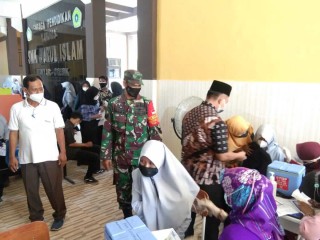 Target 500 Vaksin diberikan Kepada Pelajar SMP dan SMK Yang Menjadi Binaan Koramil Manyar.