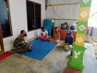 Tidak Kenal Lelah, Rumah Kerumah Babinsa Pasanggar Ajak Warga Tetap Pakai Masker