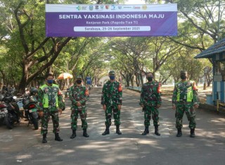 Babinsa Sertu Ach Hadi Serta Serda Raymom Pengamanan Vaksinasi