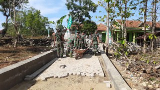 Satgas TMMD Ke-112 Kodim 0826 Pamekasan Bersama Masyarakat Gotong Royong Pasang Paving Sepanjang 450m