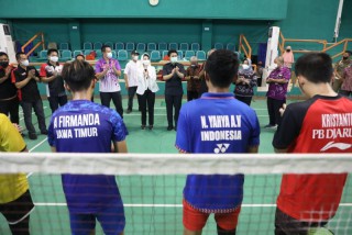 Berikan Suntikan Semangat Jelang PON Papua XX/2021, Emil dan Arumi Tinjau Latihan Atlet Bulu Tangkis Jatim