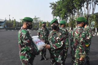 Bentuk perhatian Satuan ,Secara Simbolis Danrem 084/BJ memberikan Bantuan Beras