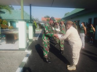 Bentuk perhatian Satuan, Secara Simbolis Kasdim 0830/SU Berikan Bantuan Beras